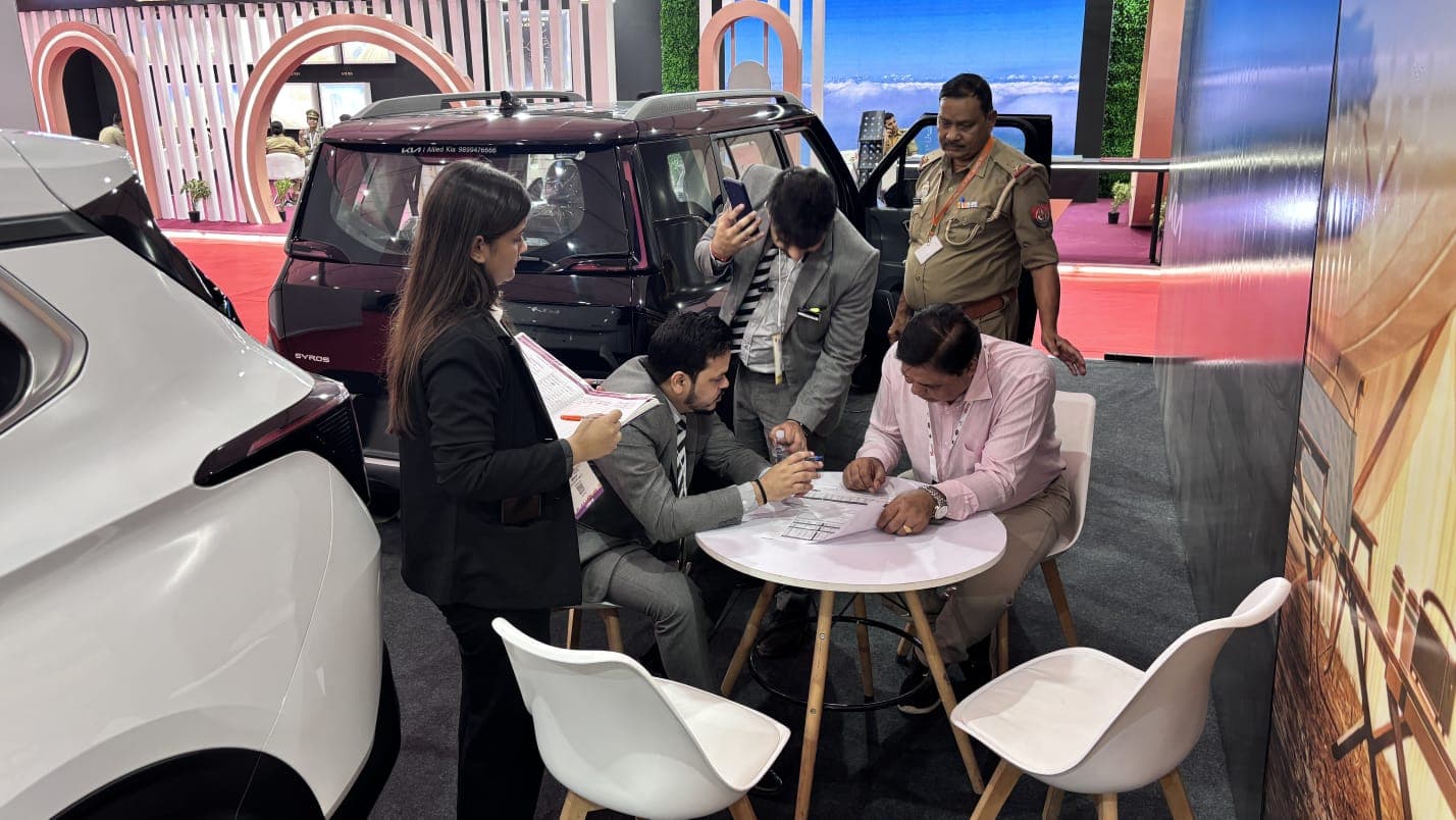 Showroom Customer Meets